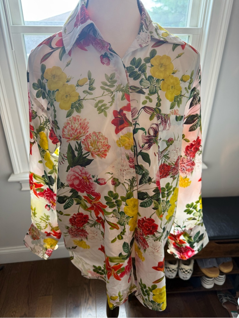Isla and White 💯 Silk Gorgeous Floral Button-Up Blouse Ornate Sleeve Buttons S